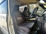 ゆったりとした運転席廻りです。