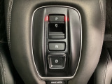 シフトはセレクトレバーのなくなったエレクトリックギアセレクターになっています。下に電子制御パーキングブレーキがあります。スイッチひとつでブレーキ力を自動的に最適制御できるパーキングシステムです。