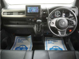 運転にかかわる様々な操作を安全に行えるように視点移動が少なく、操作性に配慮されたスイッチ類が凝縮されたコクピットです。
