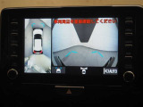 運転席操作部「VIEW」ボタンから、駐車時以外も全周囲カメラで周囲を確認できます。