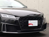 ●一目でAudiとわかる特徴的なシングルフレームグリル・LEDランプ。精悍なフロントマスクからAudiのスマートで上品なブランドを連想させてくれます。女性にも大変ご好評頂いております。