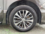 純正アルミホイールのデザインはボディデザインとマッチしており、すっきりした雰囲気は好印象です!
