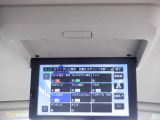 フリップダウン後席モニタ-装備!TVやDVD視聴が出来ます。快適なドライブやご旅行などに最適ですね♪