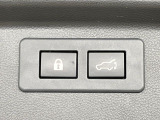 【パワーバックドア】スマートキーや運転席のボタンを押すだけでリアゲートが自動で開閉します!荷物を持っている時や、高い位置にあるバックドアを閉める際に便利な機能です♪