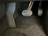【ペダル】BMWはオルガン式アクセルペダルを採用しています。踏み込む足とペダルが同じ軌跡を描くため、かかとがずれにくく、アクセルコントロールがよりしやすくなるメリットがあります。