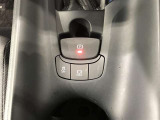 【電動パーキング】ボタンひとつでパーキングON。女性の方や運転に慣れていない方にも安心.【ブレーキホールド】信号待ちや渋滞時にブレーキを踏み続けなくてOK。