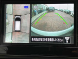 アラウンドビューモニターまるで車を真上から映したような映像で、前後左右の感覚が分かります♪車庫入れや駐車時に大活躍の機能です。