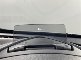 【ヘッドアップディスプレイ(HUD)】フロントウインドウガラスに走行情報を投影します。運転中の目線と重なるように表示されるので、少ない視線移動で速度が確認できるので、 ドライビングに集中できます!