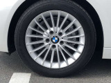 BMW純正17インチホイール。洗練されたデザインで、足元の個性を引き立てます。
