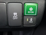 葉っぱマークのECONは、スイッチをONにするだけでエンジンやエアコンなどを協調制御。燃費の向上に貢献します!スイッチ類は運転席の右側、手の届きやすい位置にあります。