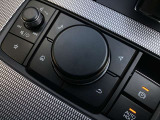 「MAZDAコネクト」コマンダー部 手元を見ることなく操作出来るように左手を自然に降ろした位置に設置。シンプルで使いやすく、機能を覚えやすいボタン配置になっています。