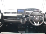 操作性に優れた運転席となります!小物入れや各ボタンの配置にこだわり、使いやすいです!座り心地もよく視認性も良好なのでロングドライブもお任せ下さい!