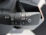 周囲が暗くなると自動でヘッドライトを点灯するオートライト機能付き。周囲が明るくなると自動で消灯します。