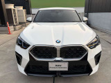 【BMWの伝統】BMWの特徴的な&ldquo;キドニーグリル&rdquo;は、80年以上続く伝統の形でございます。変わらないこだわりのデザインが、プレミアムブランド&ldquo;BMW&rdquo;を創り出します。