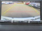 〔バックカメラ〕ギアをバックに入れると画面に自動的に後方映像が映し出され確認可能です。車庫入れなどの際に安全確認が出来て安心ですね。