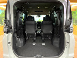 後席を格納すると、これだけの広さが!シーンに合わせたシートアレンジで、大きな荷物も積むことが出来ます♪