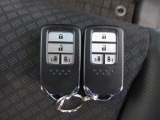 スマートキー付!キーを取り出さなくてもドアロックの施錠・開錠、エンジンの始動が出来ます!雨の日や荷物の多い日にとても便利ですね♪