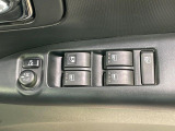 【電動格納ミラー】サイドミラーは電動格納式となっており、狭い駐車場でもキズがつくリスクを抑えられます。