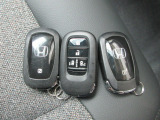 スマートキー付!キーを取り出さなくてもドアロックの施錠・開錠、エンジンの始動が出来ます!雨の日や荷物の多い日にとても便利ですね♪