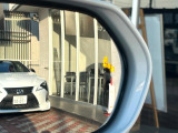 【ブラインドスポットモニター】走行中、ドアミラーの死角になりやすい箇所に後続車が接近するとサイドミラーのレンズに警告を表示!ドライバーに注意喚起をしてくれます。