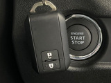 【スマートキー】カバンやポケットに入れたままでもドアの施錠・解錠が可能なスマートキーを装備。エンジンのオン・オフ時もカギを取り出す必要が無いからとっても便利です♪