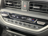 【オートエアコン】一度お好みの温度に設定すれば、車内の温度を検知し風量や温度を自動で調整。暑い&hellip;寒い&hellip;と何度もスイッチ操作をする必要はありません。快適な車内空間には必須の機能ですね♪