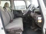 運転席、助手席ともに広々しています。また足元の広さだけでは無く、シートも大きめにしていますので体をしっかりと支え、長時間運転でも疲れが出にくい設計にしています。
