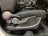 運転席のシートリフターを装備しています★細かくドライビングポジションを設定できるので運転し易く、疲れにくいですね♪