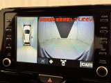パノラミックビューモニターシステムが付いているので車の上から見た映像が確認できますよ。 一目で車両周辺の情報を確認できますが、直接安全をご確認下さい。