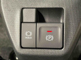 指先だけで簡単に操作が可能な電動パーキングブレーキを採用。「HOLD」スイッチを押すと、渋滞や信号待ちなどでブレーキペダルから足を離しても、ブレーキを保持するので安心です