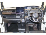 操作性に優れた運転席となります!小物入れや各ボタンの配置にこだわり、使いやすいです!座り心地もよく視認性も良好なのでロングドライブもお任せ下さい!