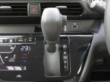 CVT(無断変速機)採用で滑らかな加速が出来ます! インパネシフトなので足元も広々です☆