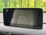 【10.25インチマツダコネクト】車内の雰囲気にマッチした大型ディスプレイ。スマホ接続でのナビ使用やBluetooth再生等、様々な機能が楽しめます。直感的なダイヤル操作が可能で、使い勝手も良好です。