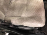 痛みの出やすい運転席シートの角、フロアマット、座面、ともに良好です