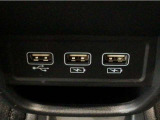 【USBポート】USBポートも装備されています、スマートフォンの充電やオーディオに連携も可能です、今や欠かせない装備の一つです!