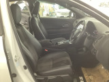 運転席は、大きな座面と包み込むような背もたれがドライバーの身体全体をしっかり支えます。上質なシート素材と座り心地のよいクッションを採用し、長時間の運転やコーナーの多い道も快適です。