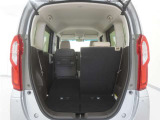 2列目シートは左右独立で倒すことができます。3人乗車状態でより多くの荷物を積むことができます。