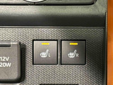 寒い日のドライブを快適にする運転席&助手席シートヒーターが付いてます。その隣にはアクセサリーソケット(12V/120W)も装備されています。