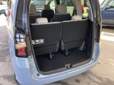 荷室は3列目シートを立てたままでも十分な容量があります。
