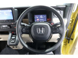 運転中もハンドルでの操作が可能です。特に高速道路等の目が離せない運転時には、便利さだけでなく、安全性も兼ね備えております。