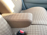 【アームレスト】運転中の身体の負担を軽減してくれるアームレストを装備♪