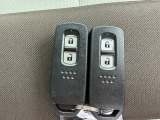 便利なスマートキー付き。キーを取り出さずにドアの施錠・解錠やエンジン始動が可能です。