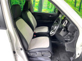 運転席まわりには十分なスペースがあり、大柄な方でもゆったり運転していただける環境です。