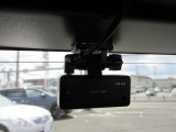 ドラレコ最近の装着率の高いドライブレコーダー装備です。万が一の時の証明やアオリ運転の抑制効果もありますね。
