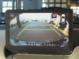 バックカメラを標準装備。駐車場などでの取り回しもスムーズに行っていただけます。