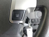 「レーンディパーチャーアラート」セットスイッチ。車線または走路からの逸脱の可能性を警告すると共に、車線または走路からの逸脱を避けるためのハンドル操作の一部を支援する機能です。