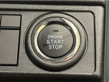 エンジンスタートボタンです。キーが車内にあれば、エンジンの始動・停止はブレーキを踏んでスイッチを押すだけ!キーを取り出す手間を省き、ワンプッシュでエンジンを操作するので簡単でスムーズです。
