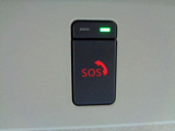 急病時や危険を感じた時、SOSコールスイッチを押すと専門のオペレータに繋がって、警察や消防への連携をサポートしてくれます。また、万が一の事故発生時には、エアバッグ展開と連動して自動通報します。別途契約要