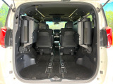 後席を格納すると、これだけの広さが!シーンに合わせたシートアレンジで、大きな荷物も積むことが出来ます♪