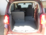 [シートアレンジ]後席の片側を倒せば、3人乗って荷物もしっかり。